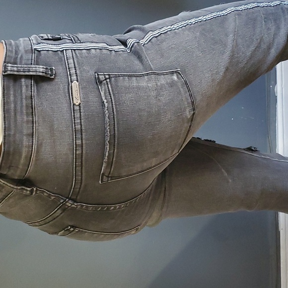 Kancan woman's gray black distressed crop stretch jeans size 27 - Picture 4 of 16